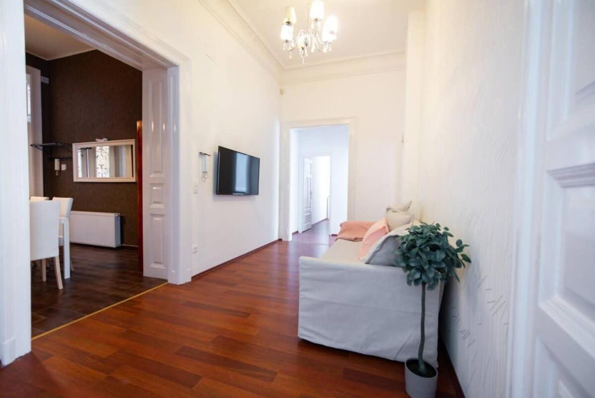 Very Central Convenient Large Ac Place Budapest Exterior foto