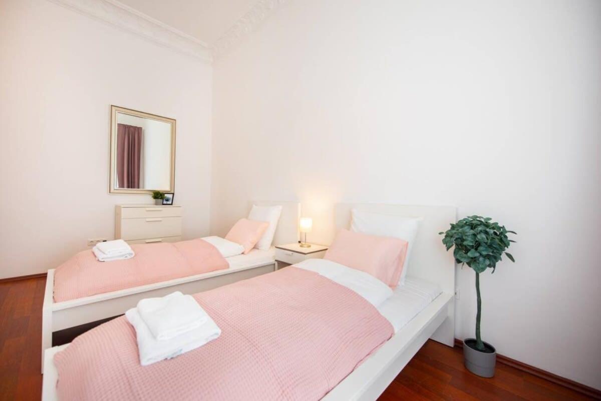 Very Central Convenient Large Ac Place Budapest Exterior foto