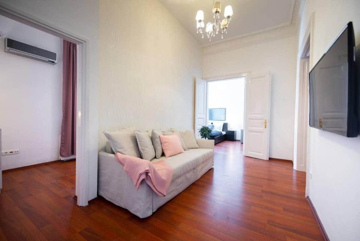 Very Central Convenient Large Ac Place Budapest Exterior foto